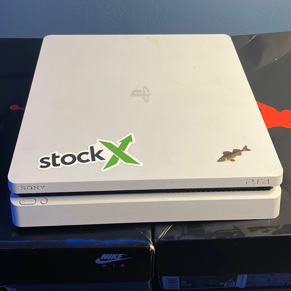 White ps4